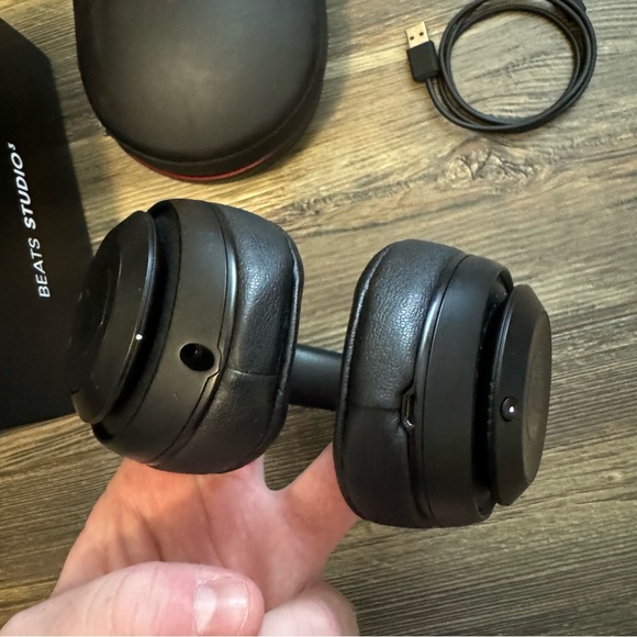 Beats Studio3 Wireless Noise Cancelling Headphones - Matte Black - Picture 6 of 9